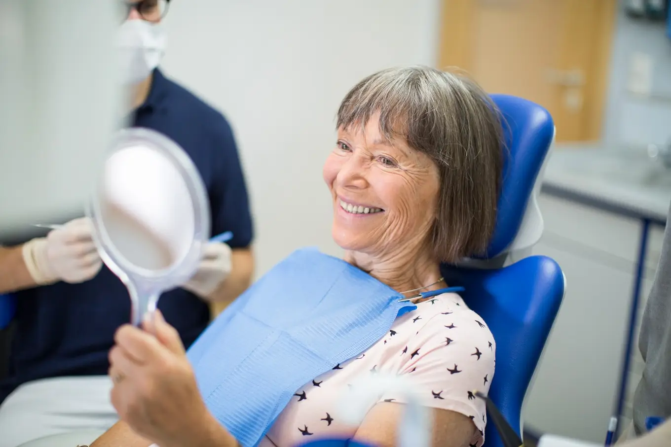 seniorka z lusterkiem na fotelu u dentysty